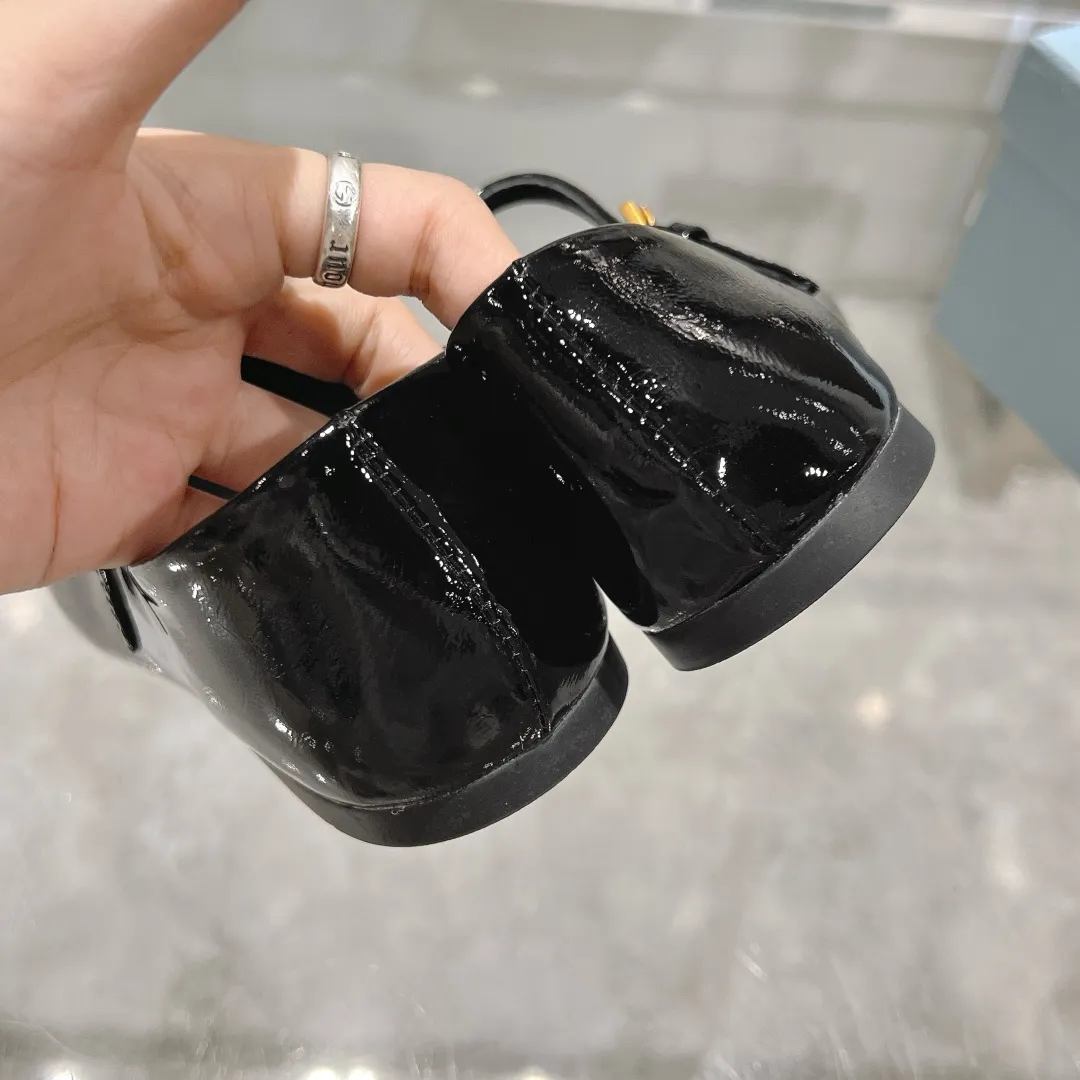 👟👟Ex-factory price 440👟👟 🔥🔥✨Prada/Prada 2024ss spring and summer new products are now available🌟 Mary Jane flat ballet shoes Soft and comfortable, recommended by major bloggers in Little Red Book, proper college style ➕Commuting 1-1 development Round-head golden triangle button Fabric: patent leather, sheepskin, silk fabric Sheepskin lining code number: 35 to 40 (41 is custom-made and cannot be returned or exchanged)